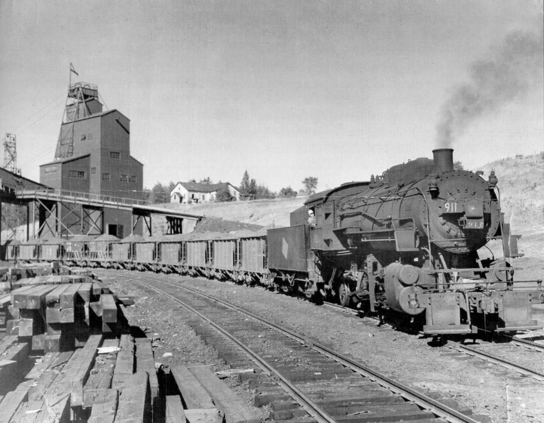 MILW ore train at Berkshire Mine, Caspian, MI